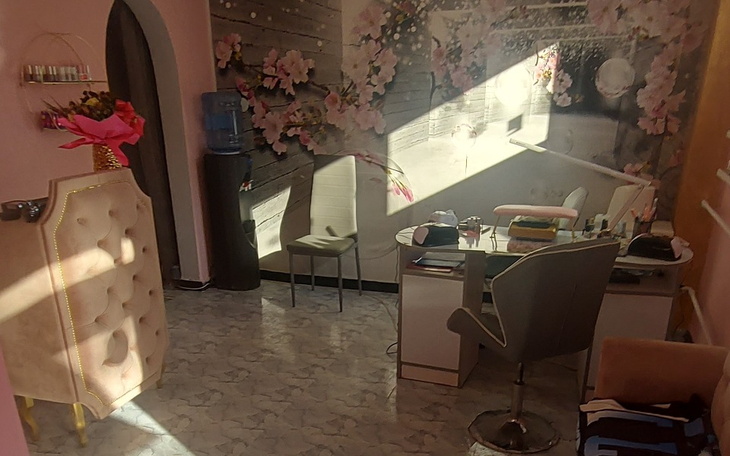 Stylowe wnętrze salonu z różowymi akcentami.