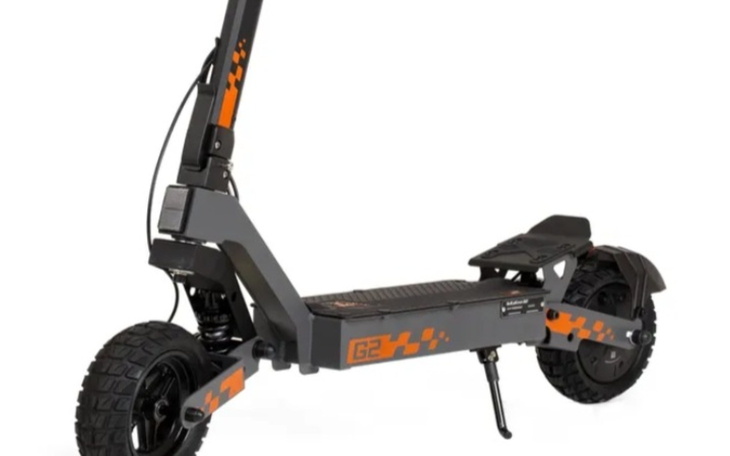 Nowoczesna hulajnoga elektryczna z dużymi kołami.