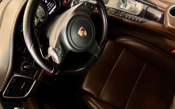 Wnętrze luksusowego samochodu z brązową tapicerką.