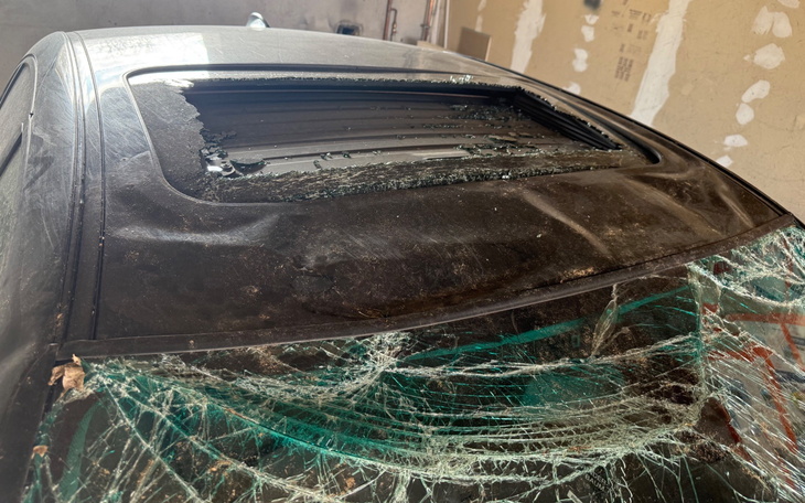 Zniszczony dach samochodu z rozbitym szkłem.