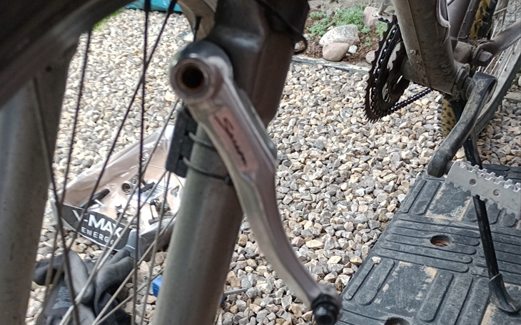 Zbliżenie na rower, detal na ramie i pedałach.