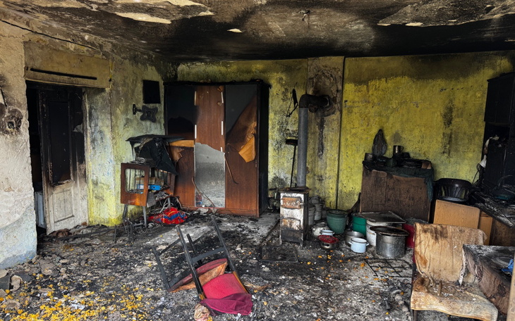 Zniszczona kuchnia po pożarze, z chaotycznym bałaganem.
