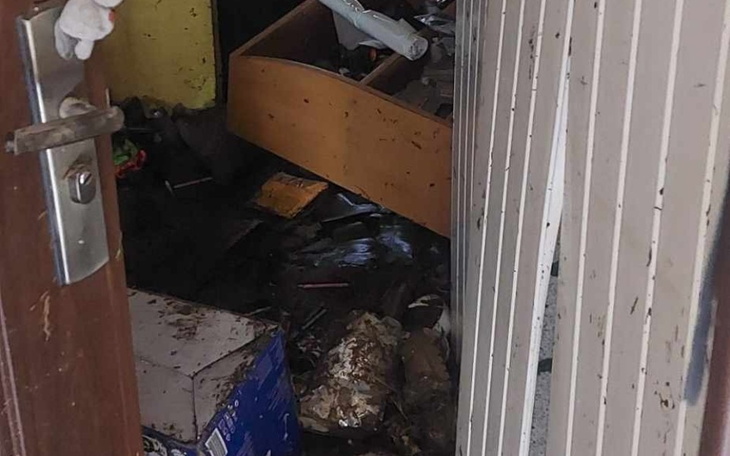 Zniszczone wnętrze pomieszczenia, bałagan i porozrzucane przedmioty.