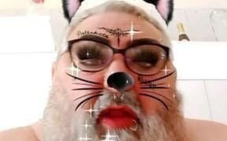 Mężczyzna z filtrem na twarzy, w zabawnej pozie.