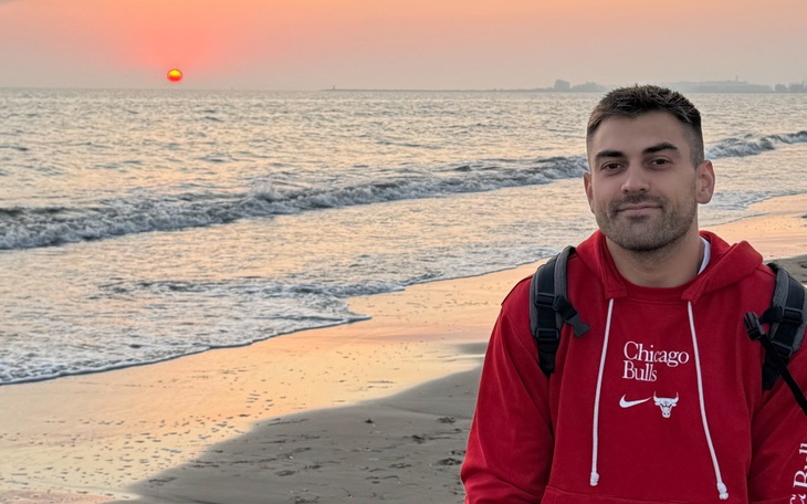 Mężczyzna na plaży podczas zachodu słońca.