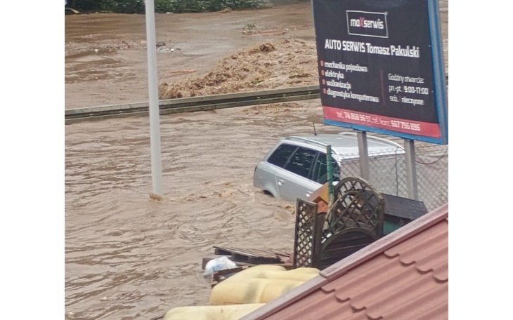 Zatopiony samochód w wodzie podczas powodzi.