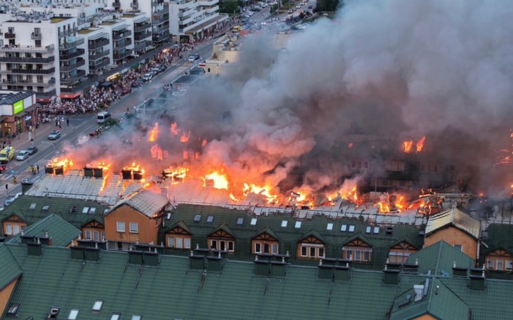 Widok na pożar budynku z dymem i ogniem.