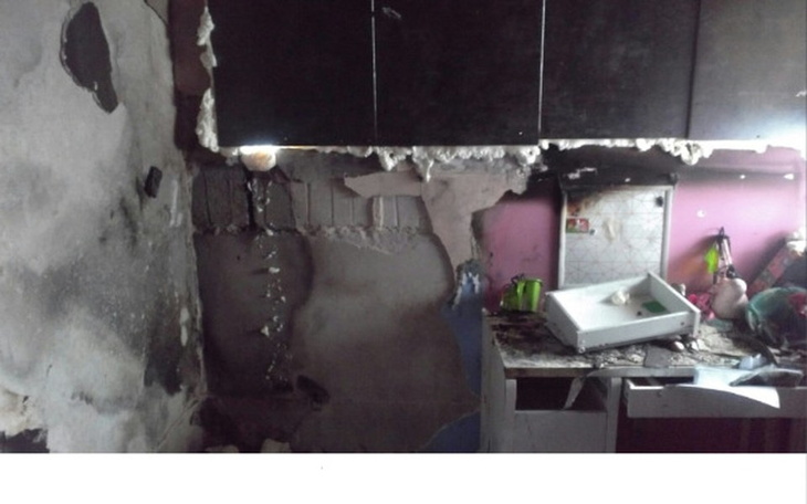 Zniszczona kuchnia z uszkodzeniami ścian.