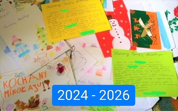 Kolorowe rysunki i kartki z życzeniami na stole.