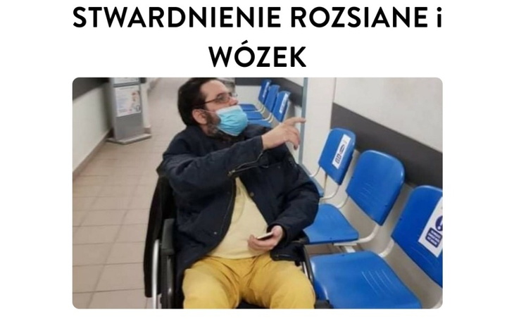 Mężczyzna w wózku inwalidzkim w poczekalni.