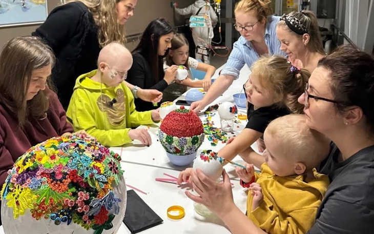 Rodzina i przyjaciele spędzający czas na wspólnym tworzeniu.