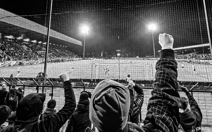 Widok na stadion podczas meczu, kibice w euforii.