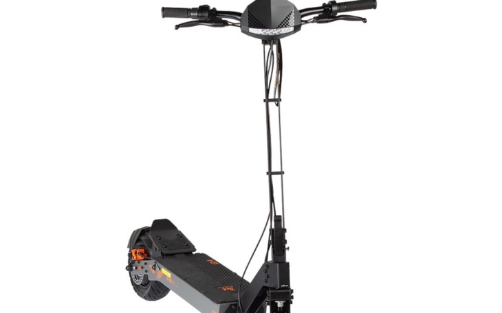 Nowoczesna hulajnoga elektryczna, widok z przodu.