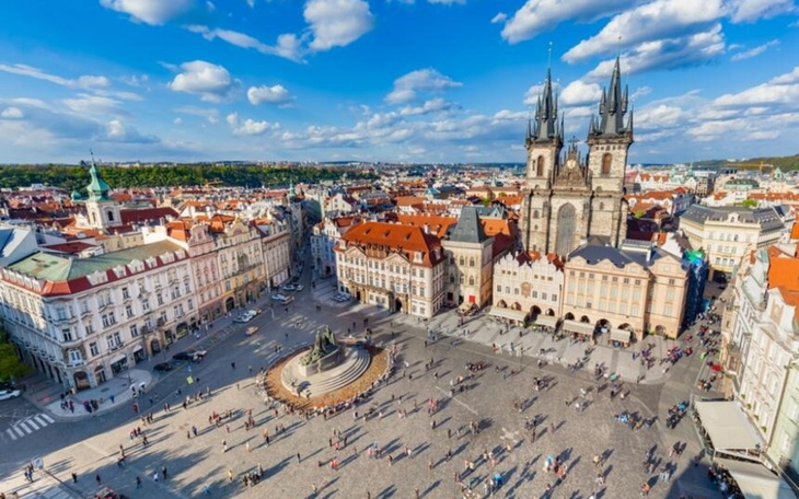 Panorama Pragi z placem i historycznymi budynkami.