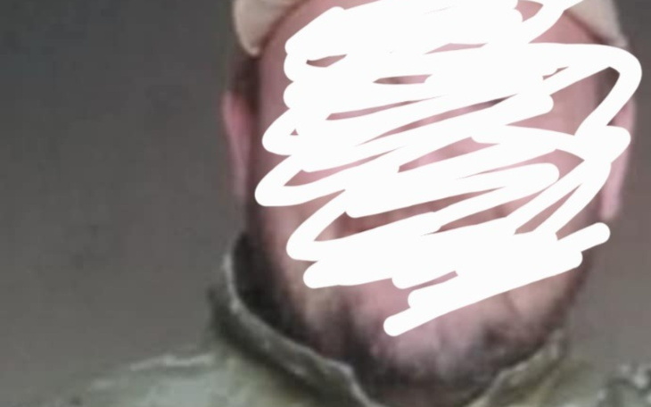 Mężczyzna z zamazanym wizerunkiem, w czapce.