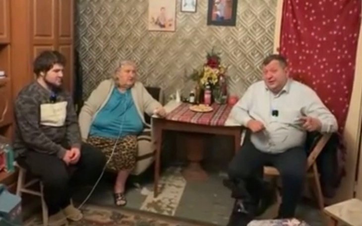 Rodzina w skromnym wnętrzu, przy stole.