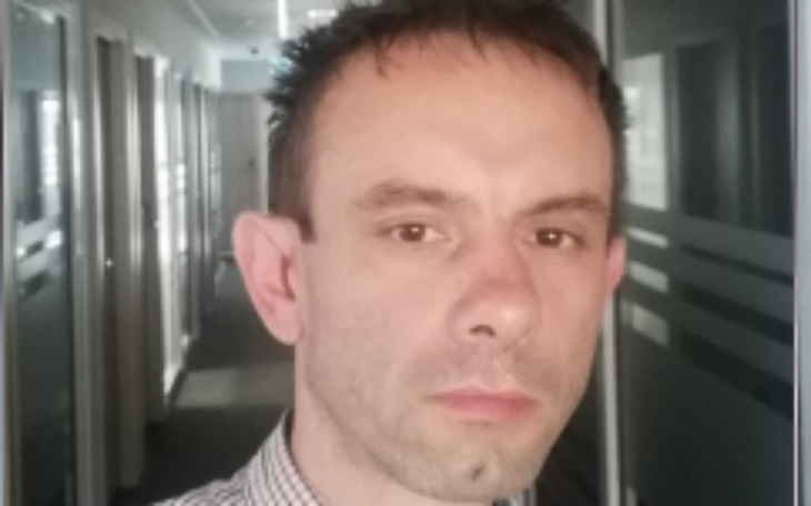 Portret mężczyzny w biurze, szukającego pomocy.