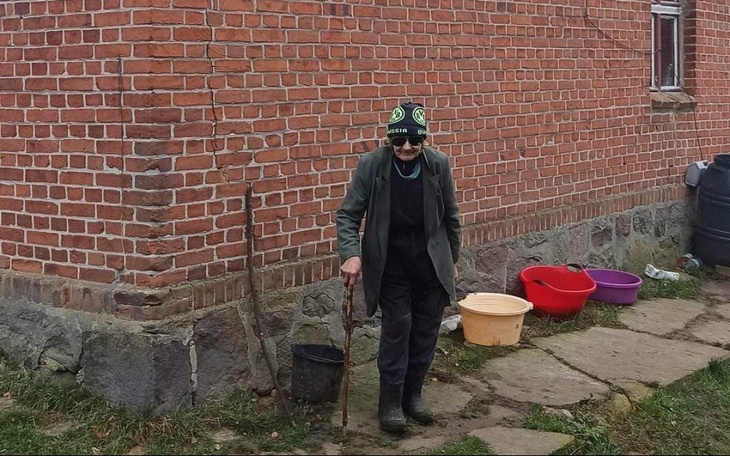 Starsza osoba spacerująca z laską.