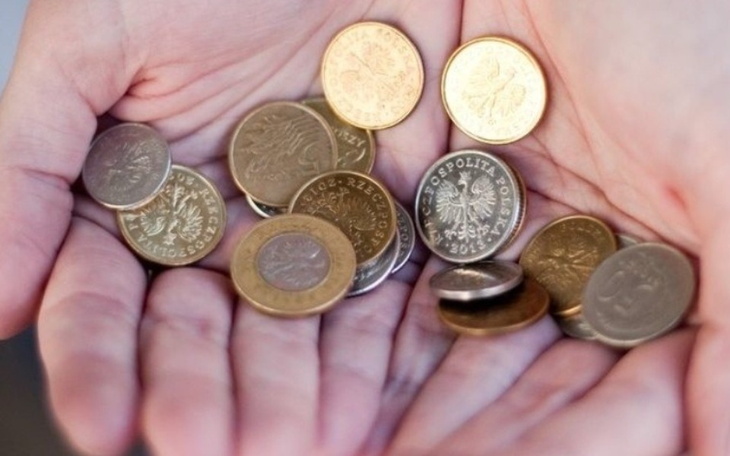 Monety w dłoniach, symbolizujące wsparcie finansowe.