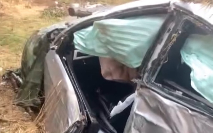 Zniszczony samochód leżący w zaroślach.