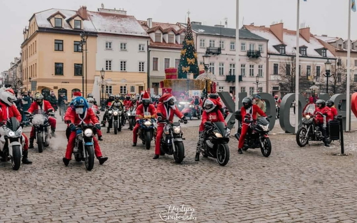 Motocykliści w strojach Mikołaja na rynku.