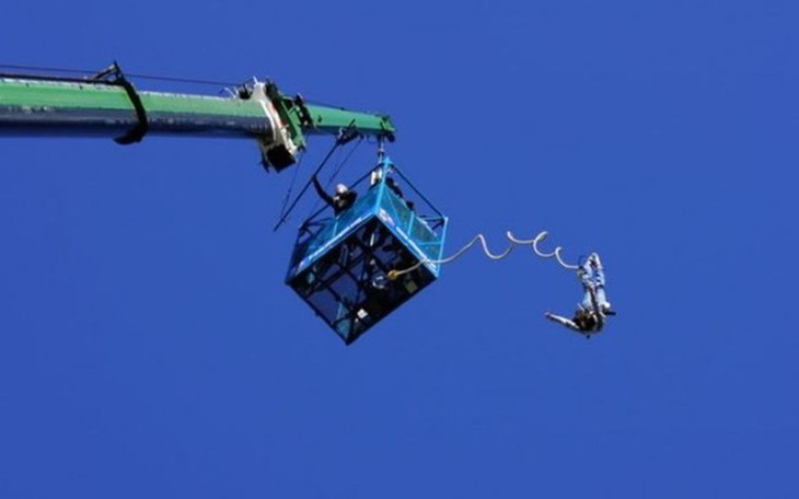 Zbiórka skok na bungee z dziewczyną - zdjęcie główne