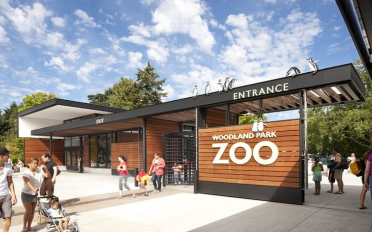 Wejście do zoo Woodland Park z odwiedzającymi.