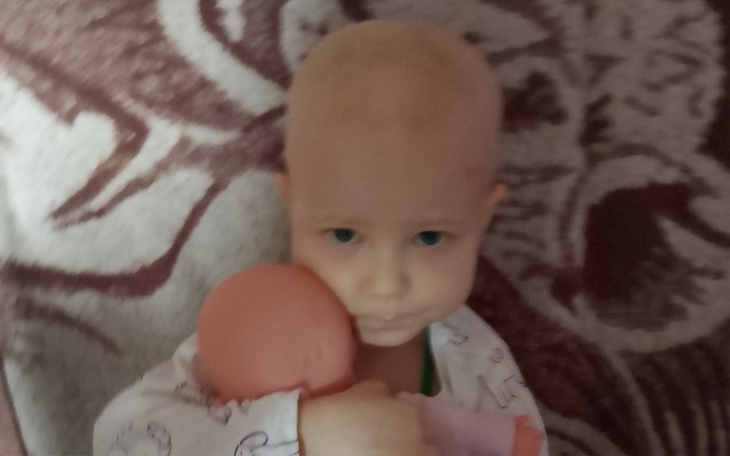 Dziecko z lalką, wyrażające emocje w trudnej sytuacji.