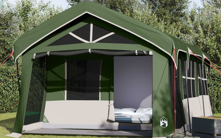 Duży namiot z przestrzenią do spania na świeżym powietrzu.
