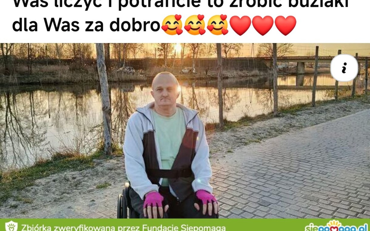 
        Mężczyzna na wózku inwalidzkim nad rzeką.
    