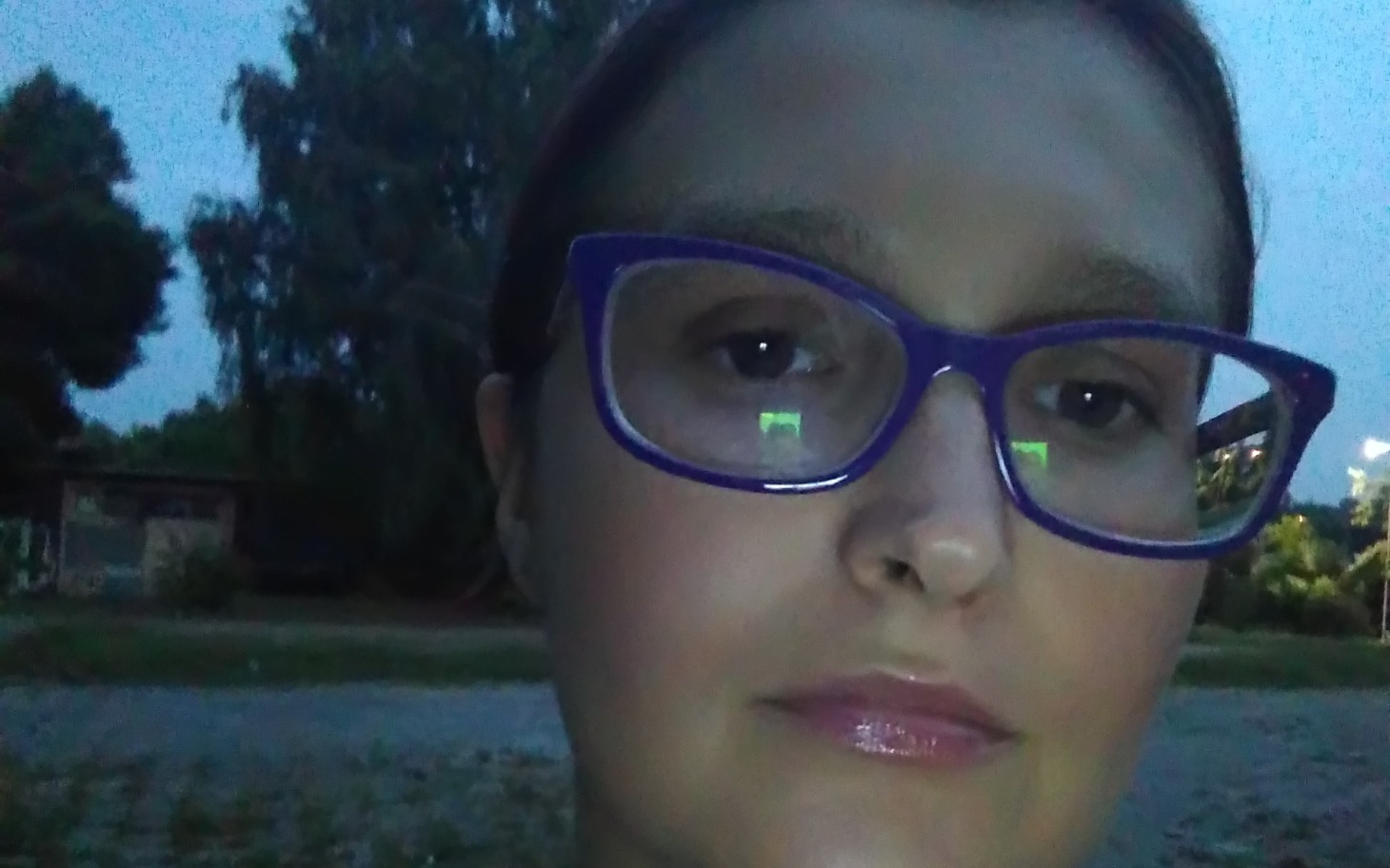 Kobieta w okularach, selfie w plenerze.