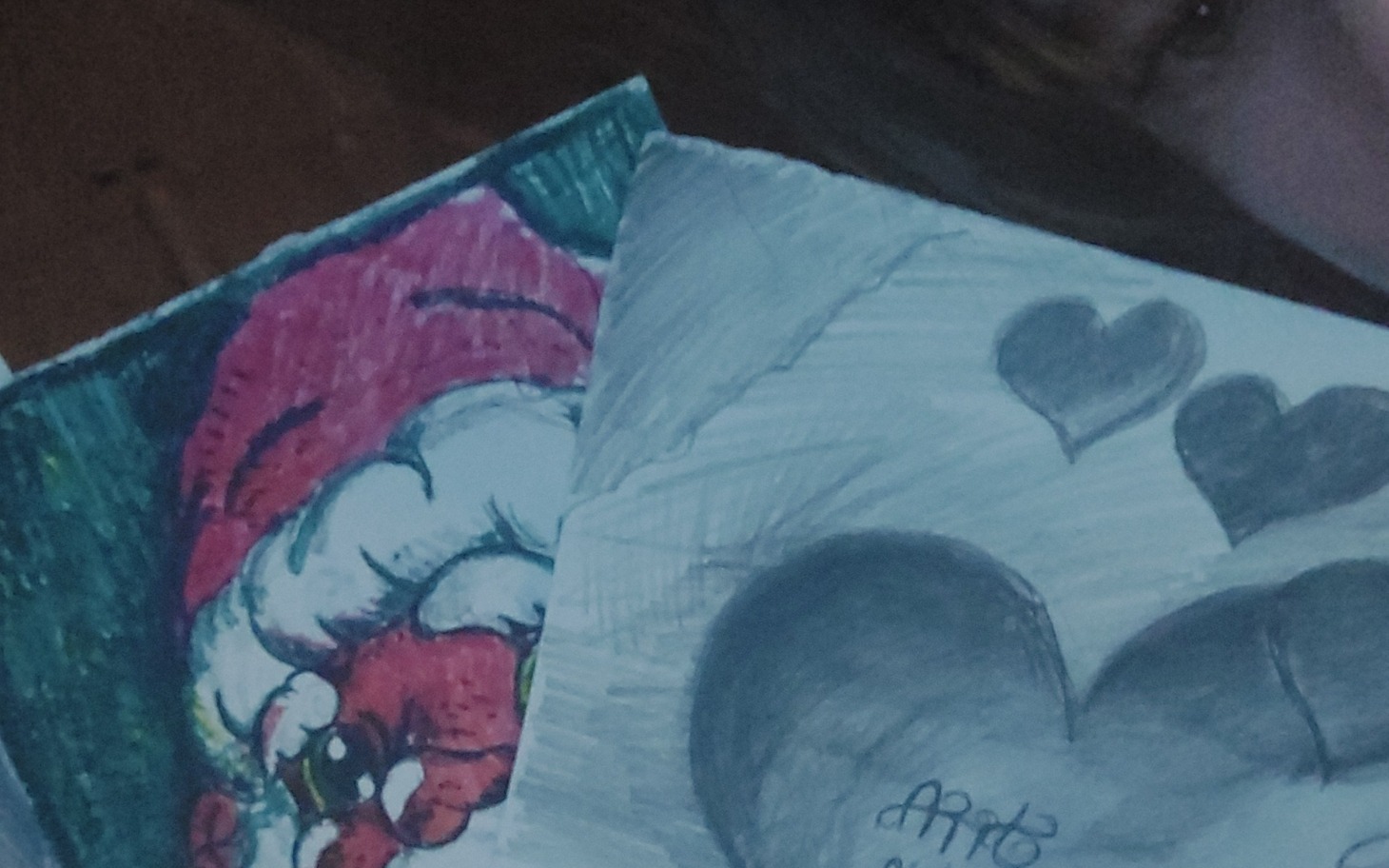 Rysunek przedstawiający Świętego Mikołaja oraz serca w odcieniach szarości.