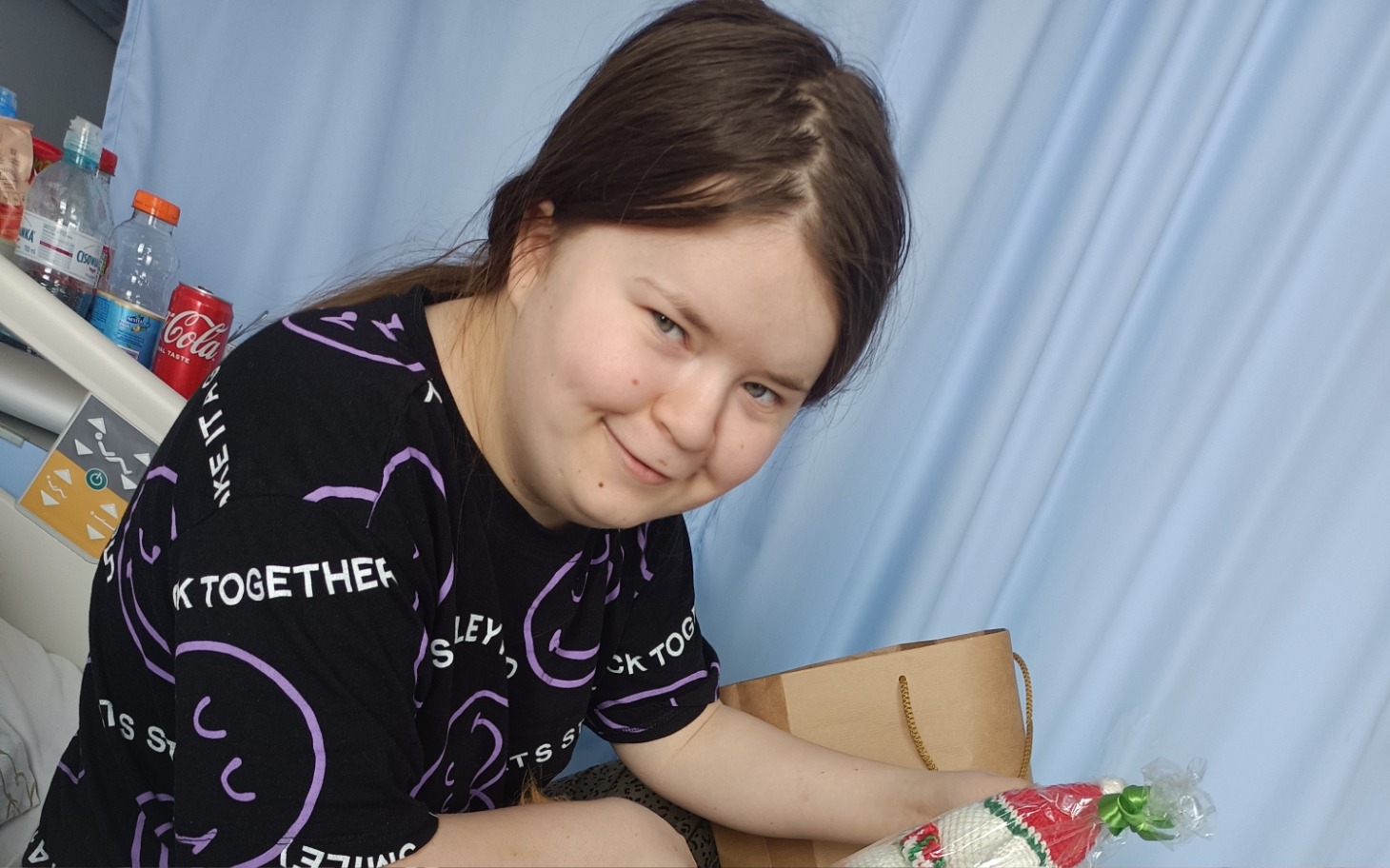 
        Młoda dziewczyna uśmiechająca się w szpitalu.
    