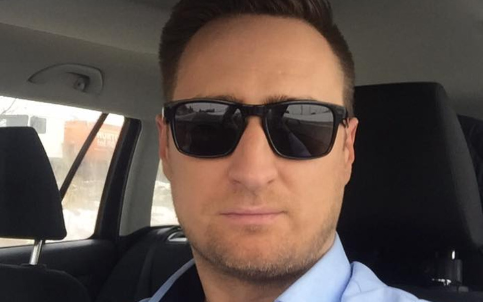 
        Mężczyzna w okularach przeciwsłonecznych w samochodzie.
    