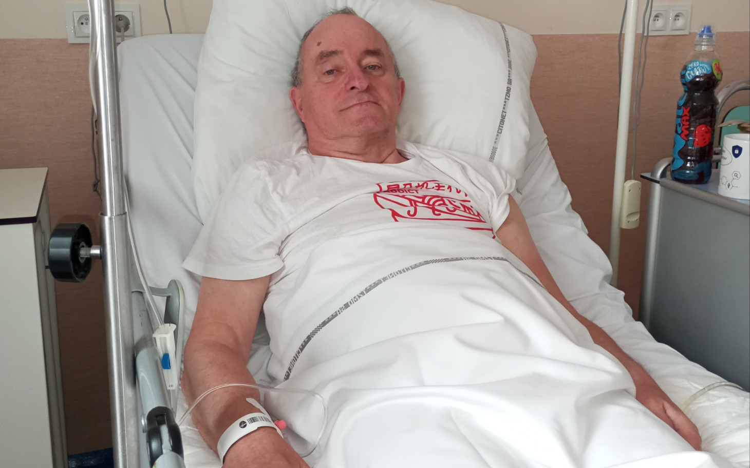 
        Zdjęcie osoby chorej w łóżku, ciepłe światło w pomieszczeniu.
    