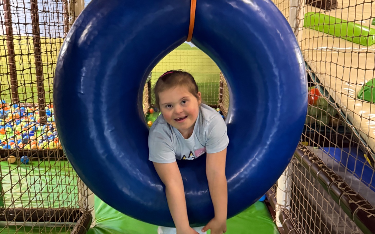 
        Ilustracja dotycząca wsparcia dla osób w trudnej sytuacji.
    