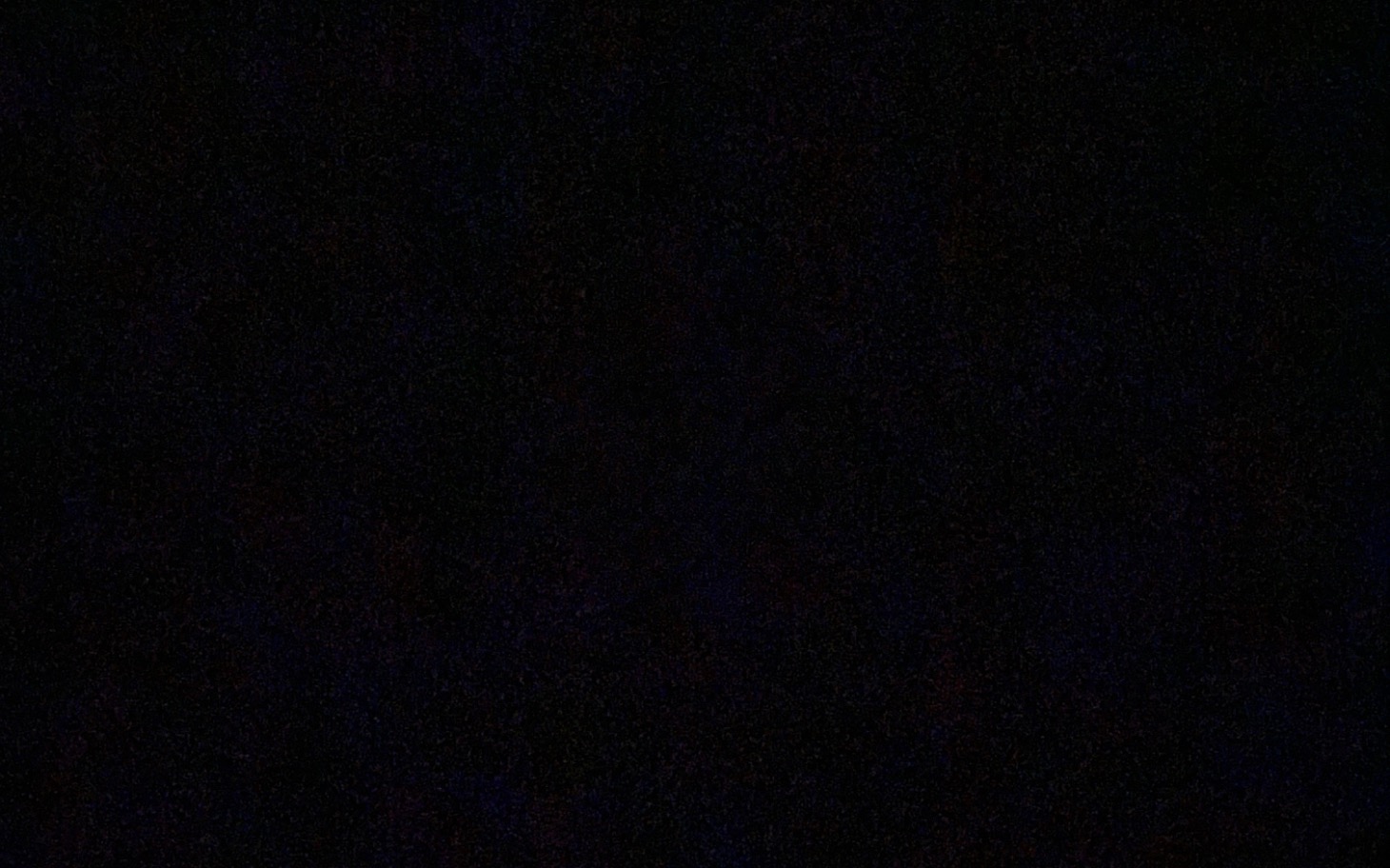 
        Ciemne tło z delikatnymi teksturami, tworzącymi tajemniczy nastrój.
    