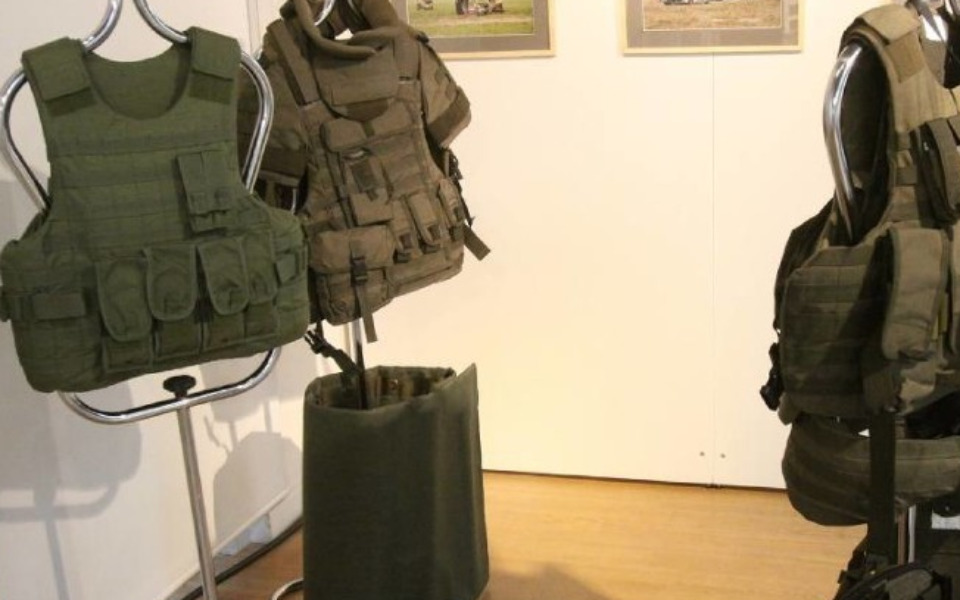 
        Wystawa kamizelek ochronnych w muzeum, z różnymi modelami.
    