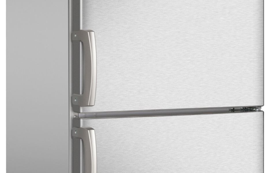 
        Nowoczesna lodówka w kolorze srebrnym, stojąca w kuchni.
    