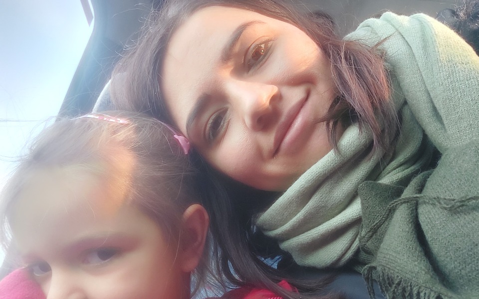 
        Zdjęcie kobiety z dzieckiem w samochodzie.
    