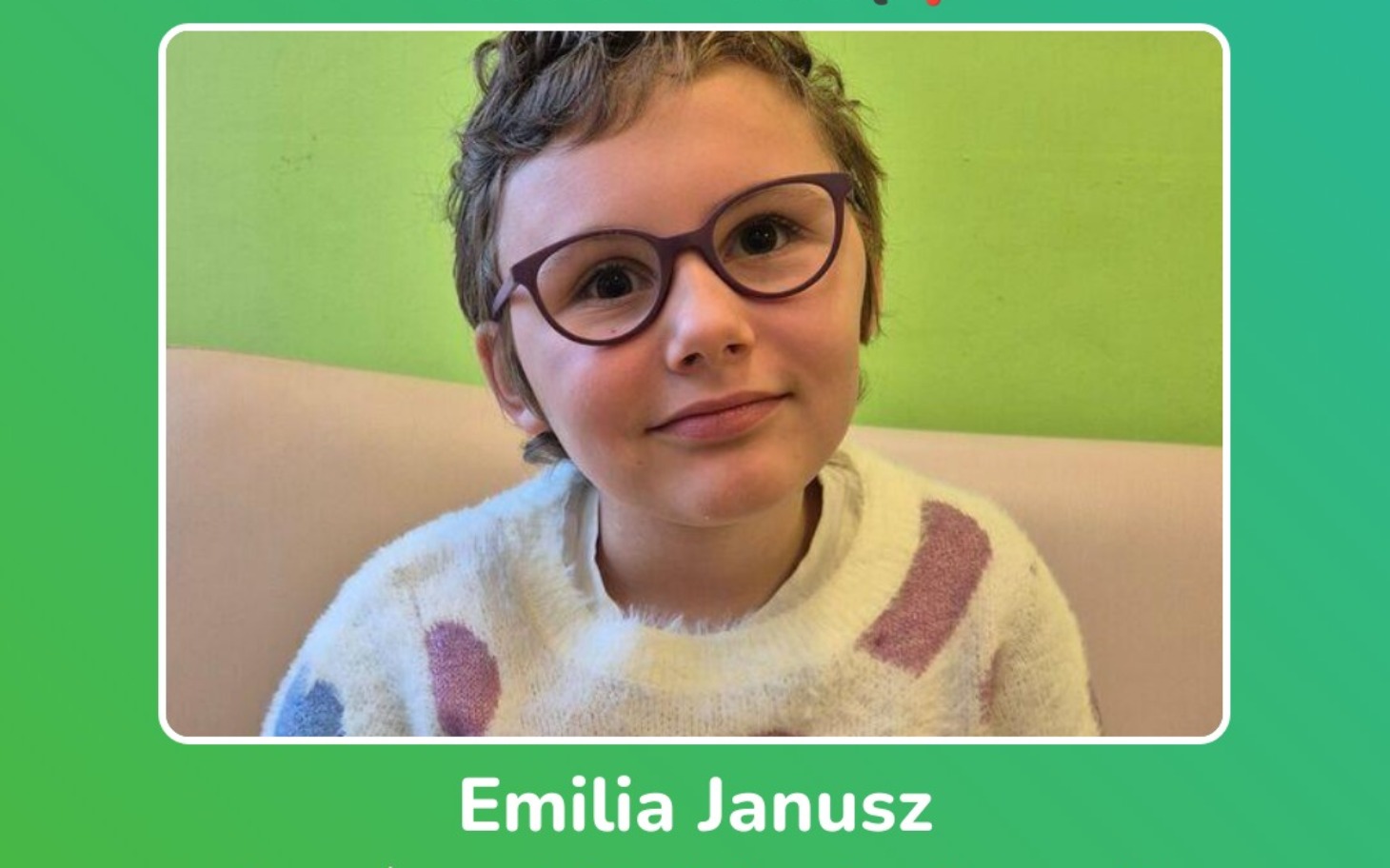 Emilia Janusz, uśmiechnięta dziewczynka w okularach.