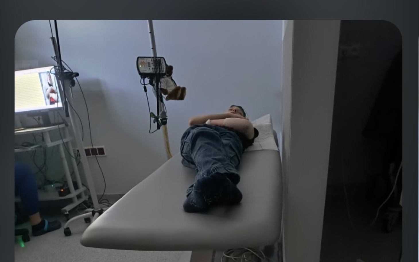 
        Mężczyzna leżący na stole w gabinecie lekarskim.
    