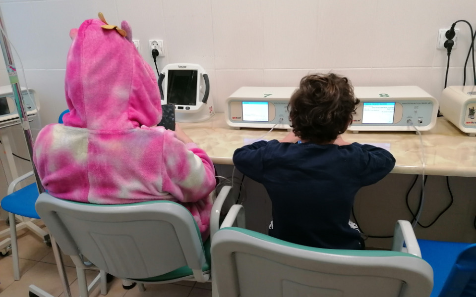 
        Dzieci w kolorowych piżamach korzystające z urządzeń medycznych.
    