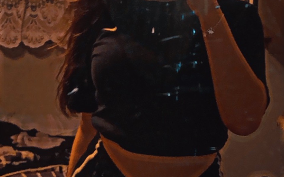 
        Osoba robiąca selfie w lustrze, z odbiciem w tle.
    