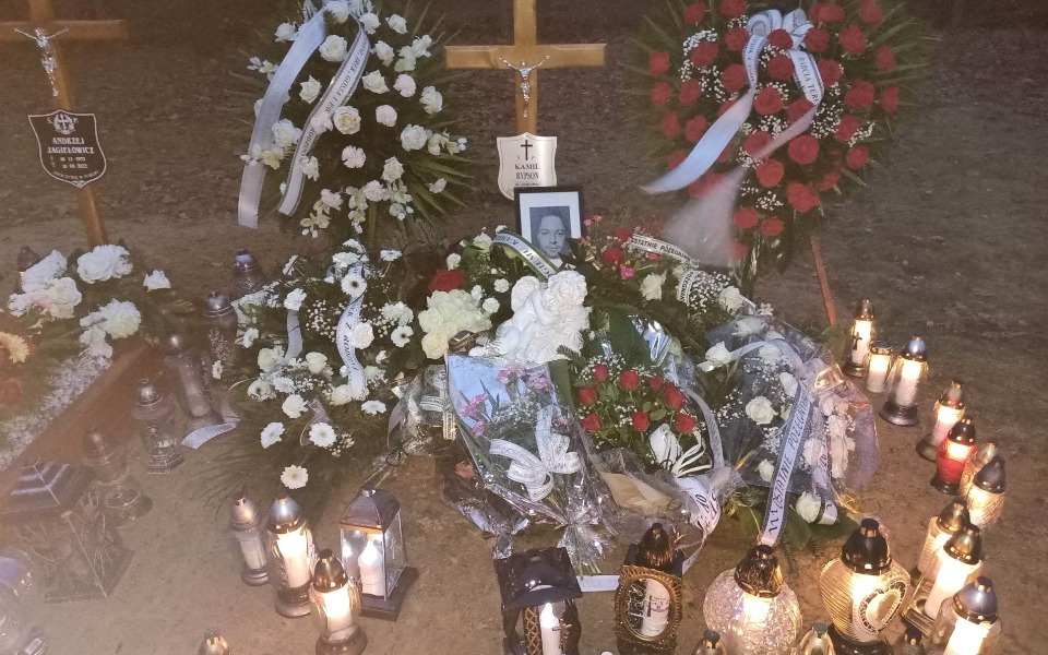 
        Miejsce pamięci z kwiatami i zniczami.
    