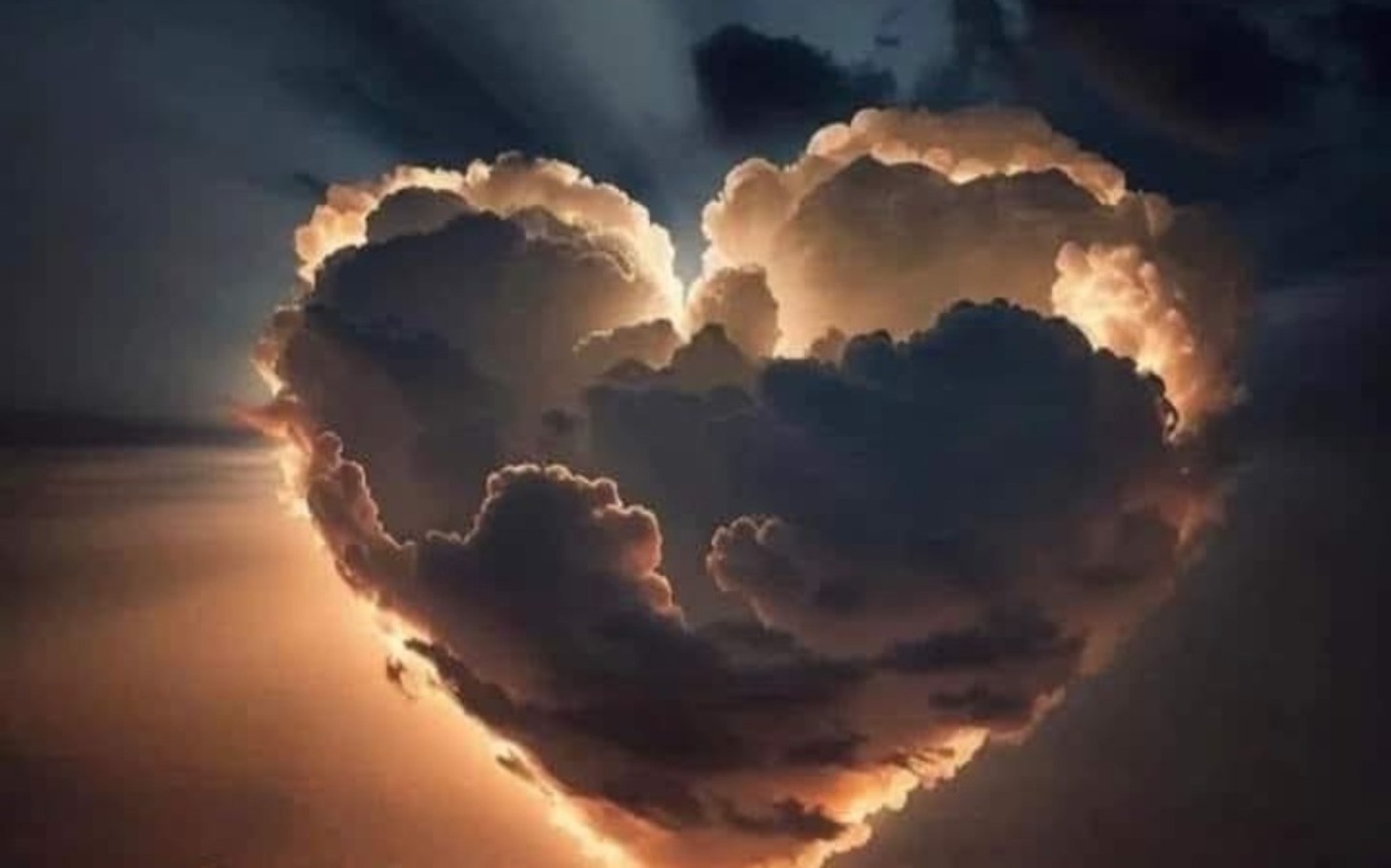 
        Chmury w kształcie serca, oświetlone promieniami słońca.
    