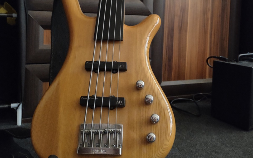 
        Instrument muzyczny, basowa gitara w drewnianym wykończeniu.
    