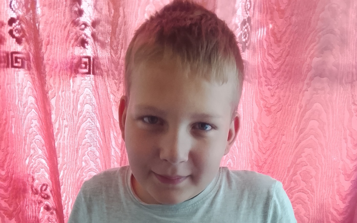 
        Trzy osoby w białych koszulkach stojące razem na tle miejskiego muru
    