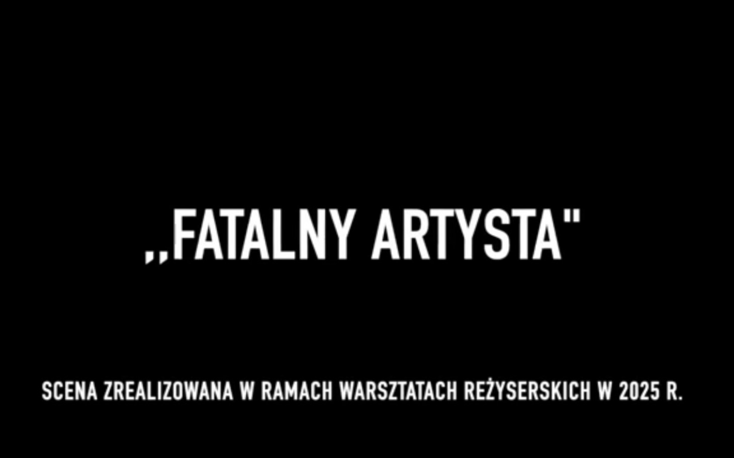 
        Tytuł filmu 'Fatalny artysta' na czarnym tle.
    