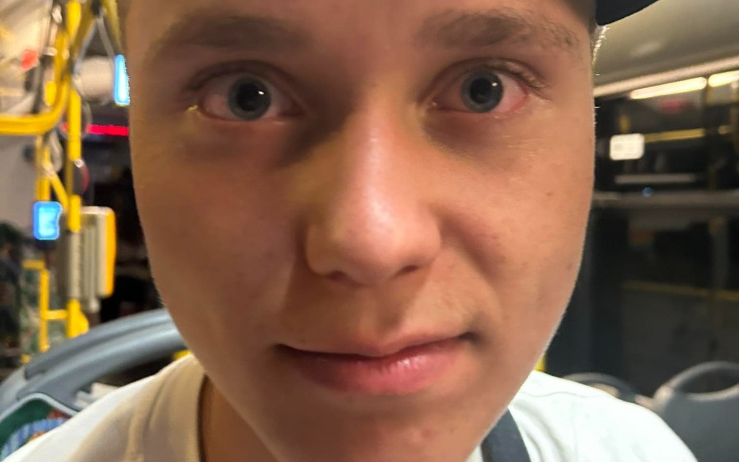 
        Śpiący kot na miękkim kocu, z widoczną łapką.
    